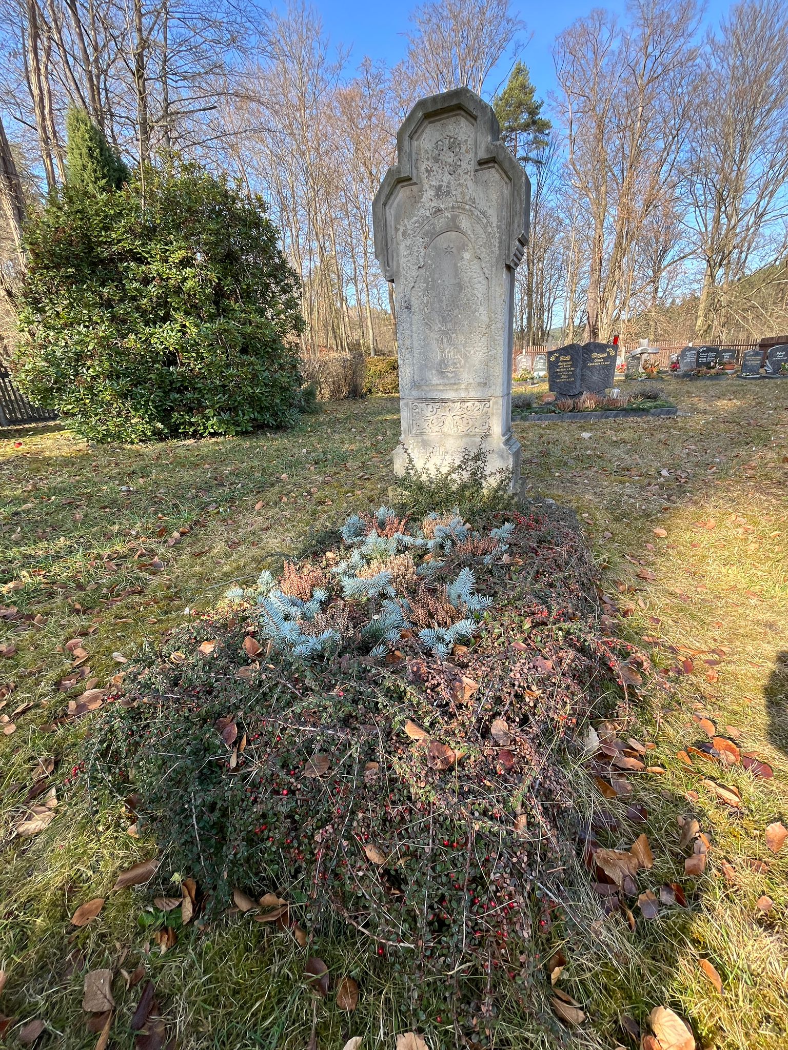 Grabstein der Familie Schulze auf dem Friedhof von Paulinzella 